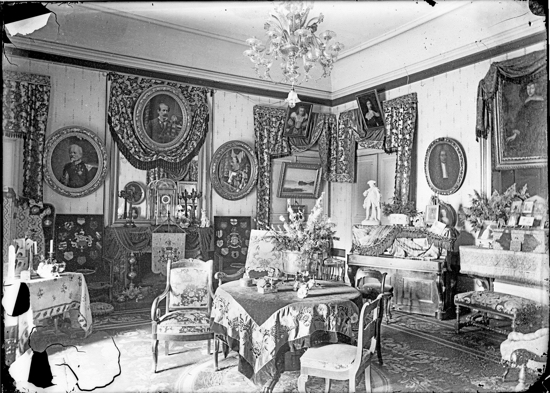 Le grand salon du château de Chamoux au début du 20e siècle