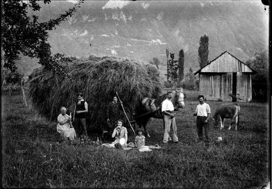 Métiers. Autre vue de la fenaison, près de la "grange à Balu" : la scène est posée, composée, mais dans un registre moins "noble"