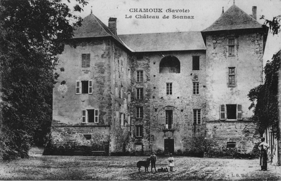 La façade est du château, côté village, au début du 20e siècle