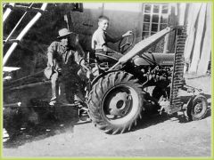 La faucheuse des Revol, années 60 - Fonds R.M.D. / CCA