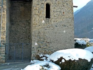 Côté sud-ouest du clocher : traces d'ouvertures - photo A.Dh.