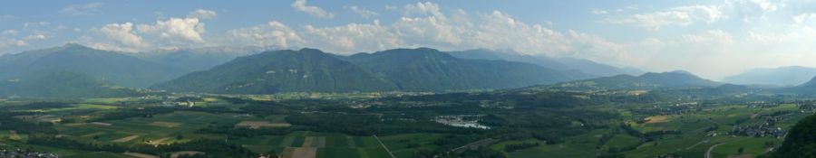 Vue panoramique sur la Combe de Savoie, le Val Gelon, l'entrée de la Maurienne, et le Coisin. Photo A.D. / CCA
