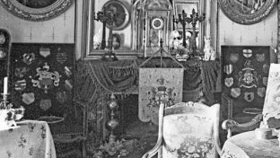 Détail du salon du château : blasons familiaux de la Comtesse (Fonds M.M. - photo probable Marius Neyroud, vers 1930, plaque photographique)