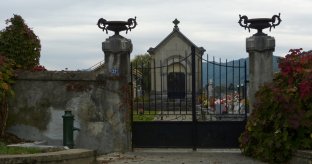 Les coupes à la porte du cimetière de 1884 - Photo A.Dh.