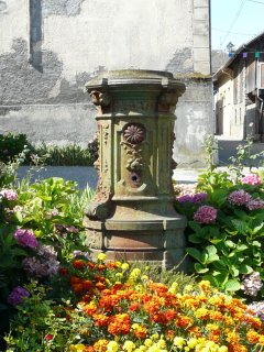 Le socle de la fontaine dans une jardinière près de l'Ancienne Gendarmerie - Photo A.Dh.