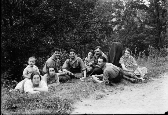 La partie de cartes sur l'herbe