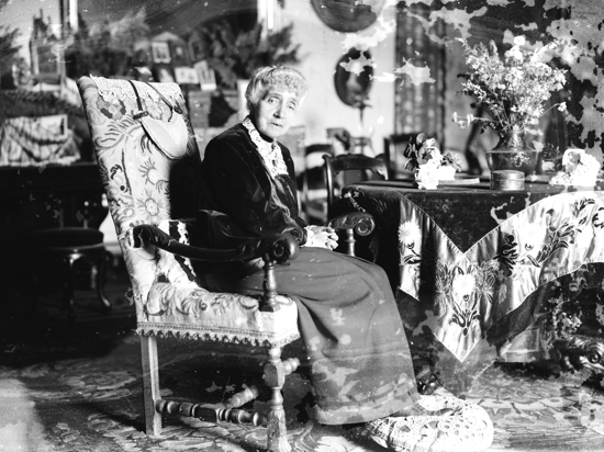 La comtesse Rose de Sonnaz dans son grand salon "3e Empire", années 1930