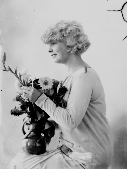 Jeune femme au bouquet, probablement chamoyarde (plaque recadrée, la gélatine est fragilisée sur un bord)