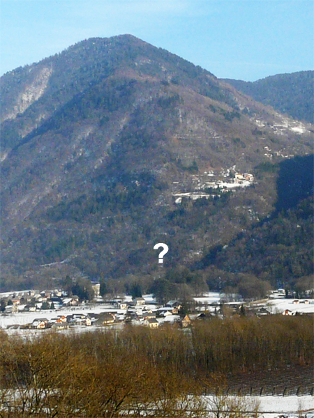 Au-dessus du château de Chamoux, un autre château ? Photo JF.Dh