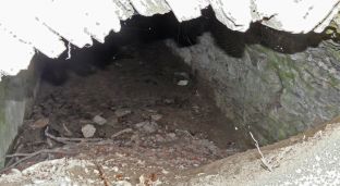 Huile. Passage souterrain entre les fossés. Photo A.D. / CCA