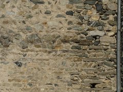 Au bas du clocher, disposition  des pierres "en arêtes de poissons" (posées en diagonales en lits réguliers), assez fréquente dans les constructions romanes des X-XIIe s. - Photo A.Dh.