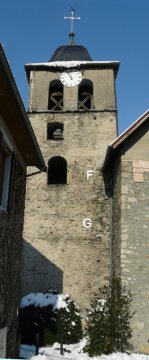 Clocher de St Martin de Chamoux, côté façade (sud-est) : dans l'angle contre le mur de la nef, appareillage différent (cf l'arrachement sur le mur opposé nord-ouest) - photo A.Dh.
