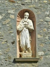 Façade de l'église St Martin de Chamoux - crâne lisse et longue barbe : statue de Saint François de Salles ? - Photo A.Dh.