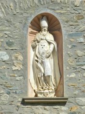 Façade de l'église St Martin de Chamoux : au centre, statue de Saint Martin ? - Photo A.Dh.