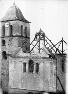 1930-32. Destruction de la voûte de l'église St Martin… Probable photo M. Neyroud ? / CCA