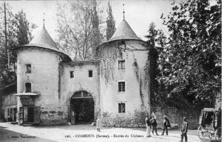 La porte d'entrée du château, sur la place de l'église. Carte postale