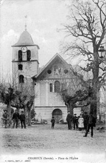 L'église st-Martin de Chamoux au début du 20e siècle. On voit encore le tilleul "de la Liberté". Carte postale
