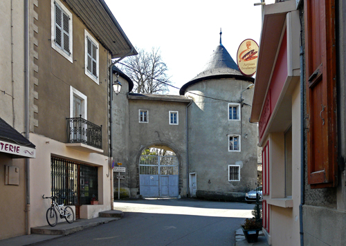 La rue d'Aiton, les commerces,  et l'entrée du Château