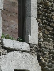 La Tour Sarrazine (XIIe s.?) à Conflans, près d'Albertville. Détail de la baie plus tardive.Photo A.Dh.