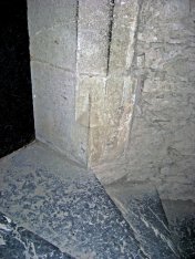 Base d'un jambage de porte, donjon de Miolans - Photo L.B. / A.Dh.