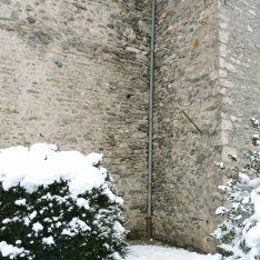 St Martin de Chamoux, appareillage : bas du clocher (à gauche du tuyau) et nef (à droite) - Photo A.Dh.
