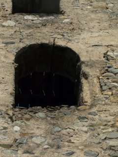Le chapiteau, 1ère rangée, côté sud-est du clocher de St Martin de Chamoux - Photo A.Dh.