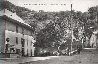 La vieille Mairie, la Fontaine sur la Place, le Platane, et le poteau électrique en avance sur son temps. Carte postale