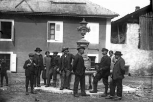 La Fontaine sur la Place de l'Ancienne Mairie, vers 1900. Photo Marius Neyroud
