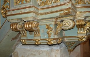 Un motif "enroulé" très présent sur la chaire de l'église St-Martin de Chamoux -  Photo AJF.Dh