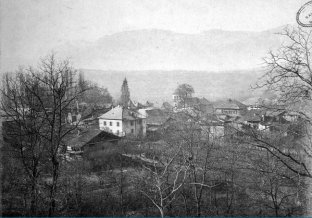 Une grande maison blanche "Le Clos", vue de la montée de Montendry fut École de filles au 19e siècle. Doc ADS