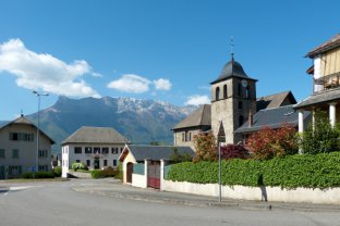 La Place de la Mairie : la Maire, l'église. Photo CCA/A.Dh.