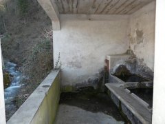 Le lavoir est perché au-dessus du Nant, il y fait bien sombre et bien frais... mais ce fut un progrès.. Photo CCA/A.Dh.