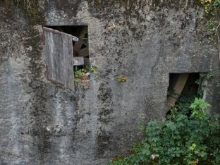 Le coffrage béant laisse apercevoir la roue du moulin. Photo CCA/A.Dh.