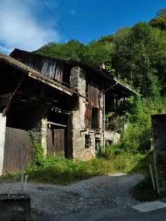 Une grange sous l'ancienne "route" de Montendry.  Photo CCA/A.Dh.